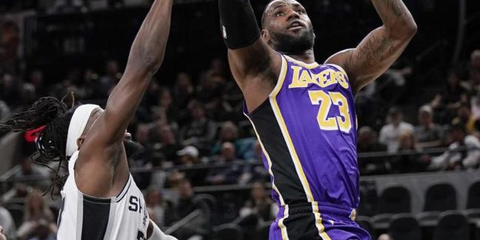  詹姆斯三双助湖人险胜马刺  