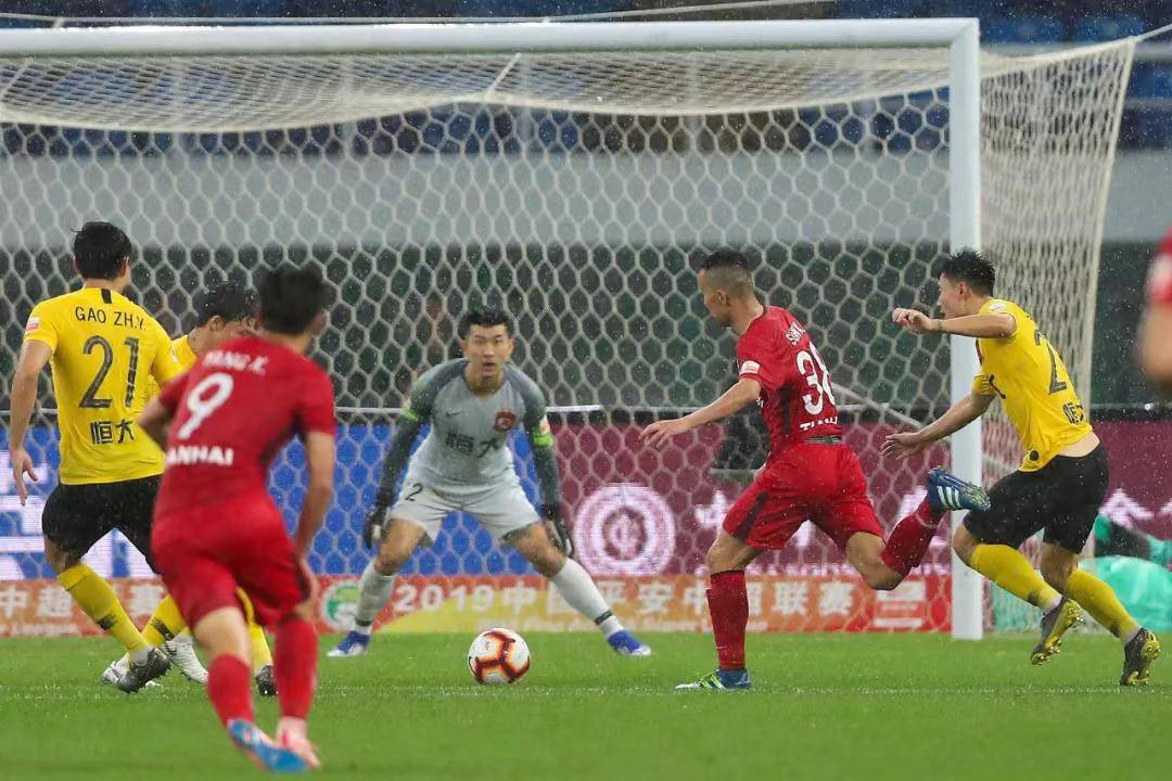  卡尔斯鲁厄战术调整见效，德甲中游球队排名攀升